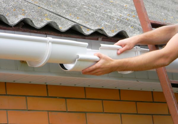 Gutter Hanging in Davis